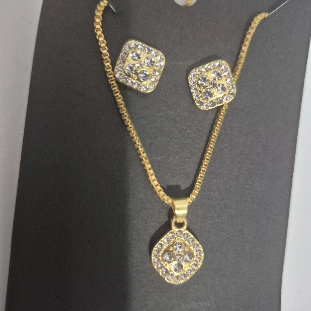Elegant Jewelry Set Tennis Necklace & Earings Gold & Diamond Look
